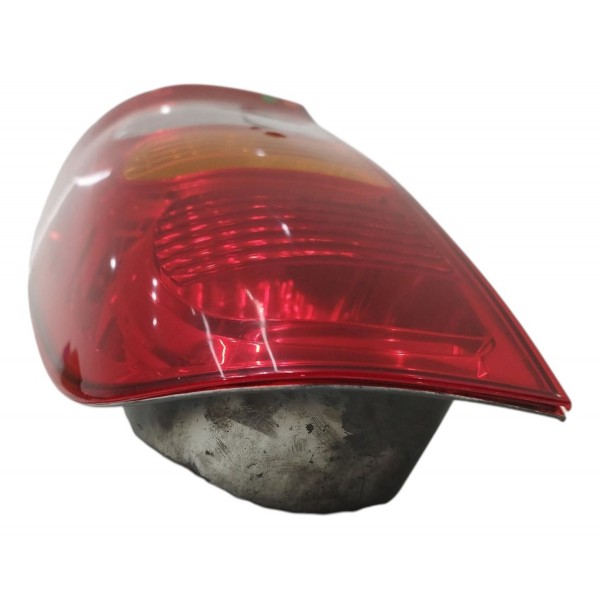 Lanterna Direita Toyota Hilux 2004 2005 2006 2007 A 2012 Direito/passageiro Vermelho